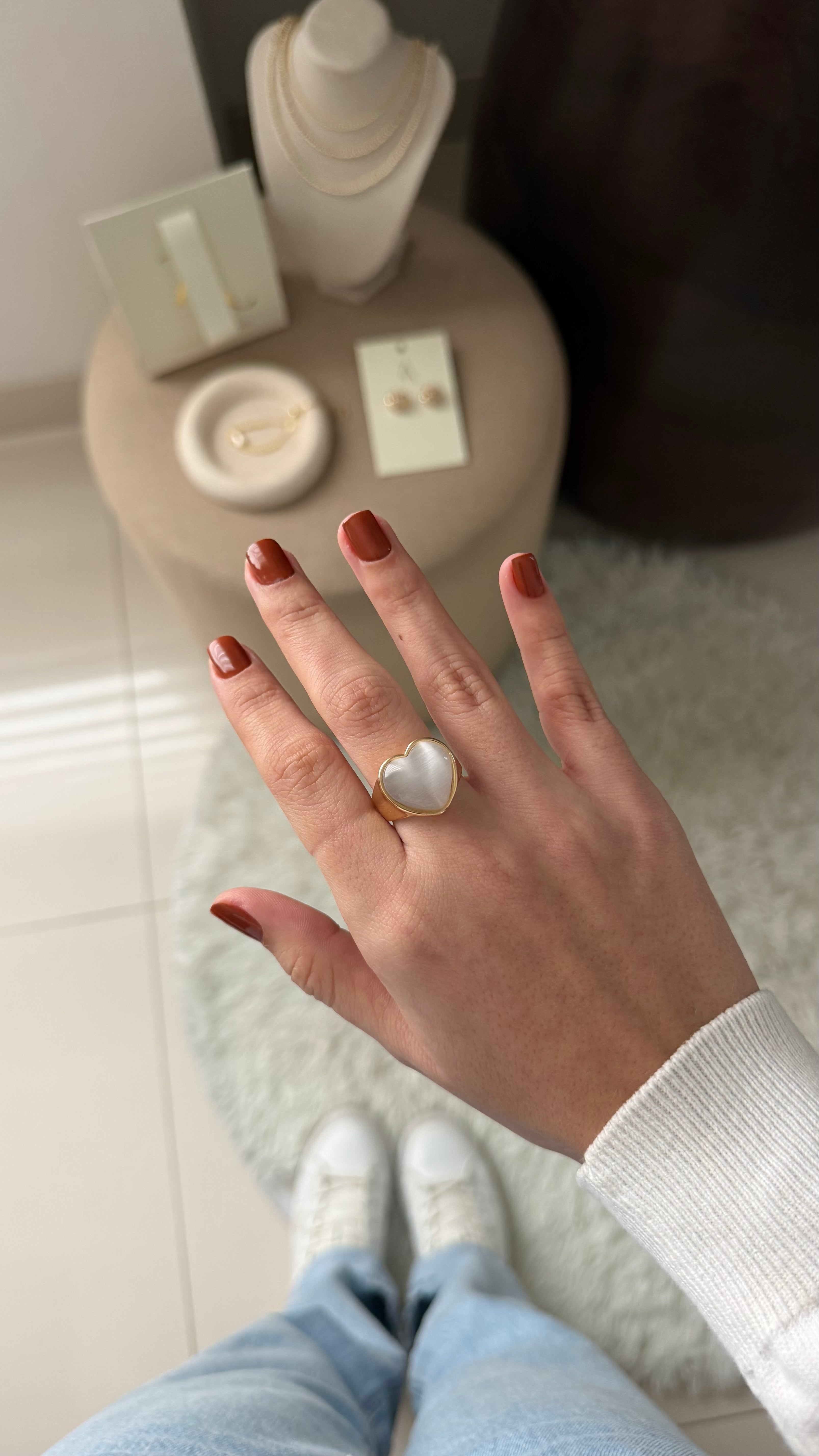 Anillo dorado en forma de corazón