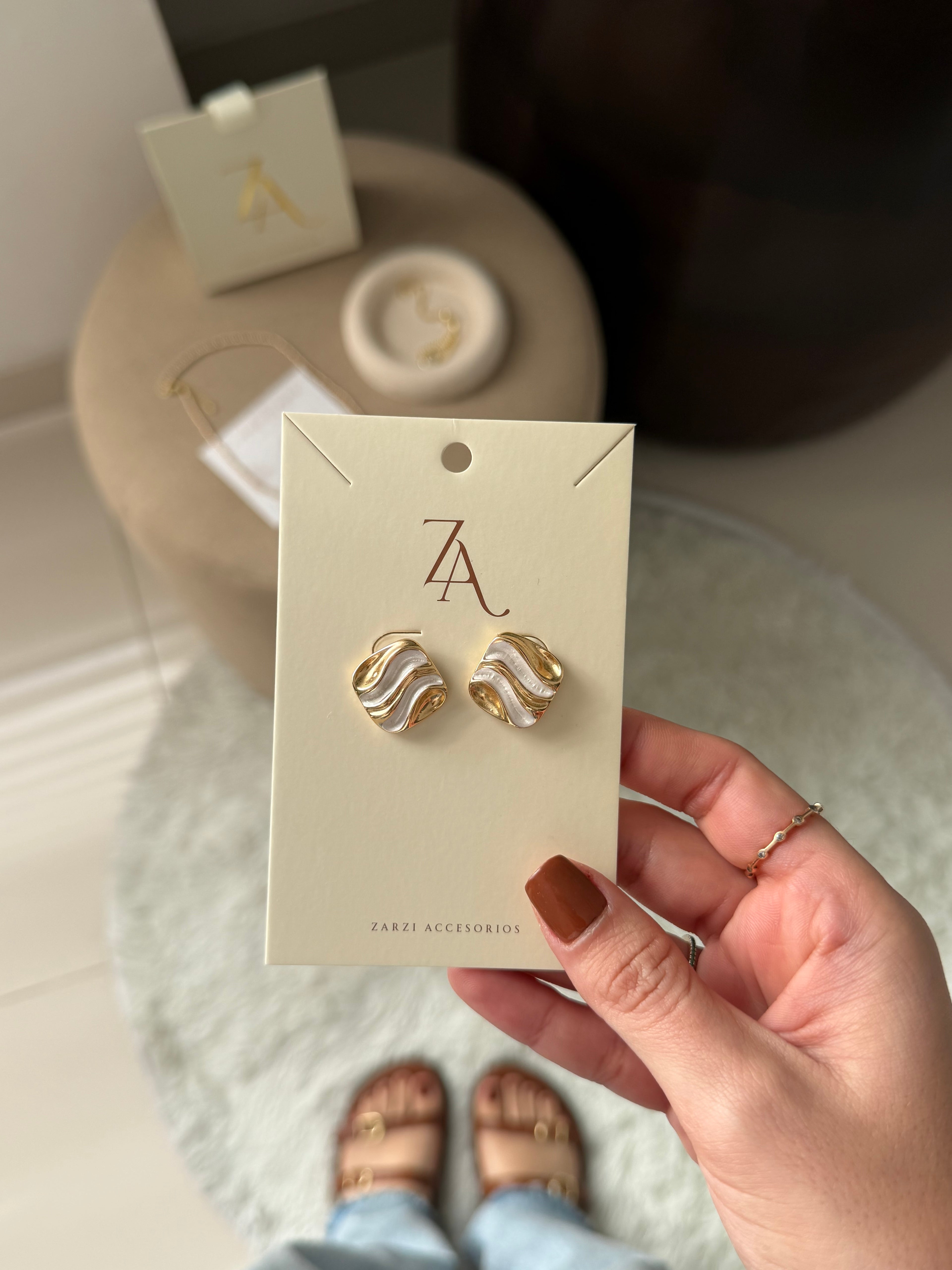 Aretes dorados con nácar